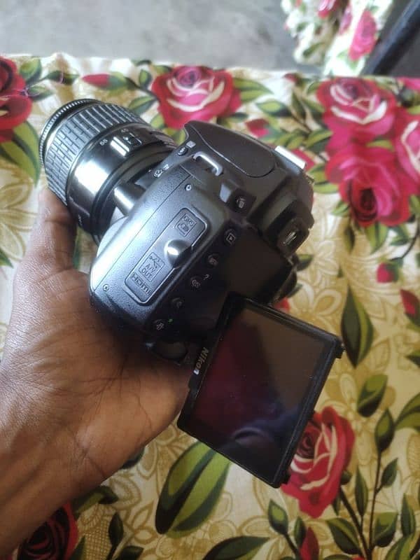 hello guys I'm selling my Nikon D5000 DSLR camera 0