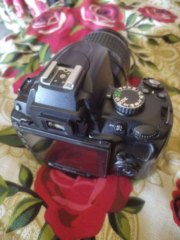 hello guys I'm selling my Nikon D5000 DSLR camera 3