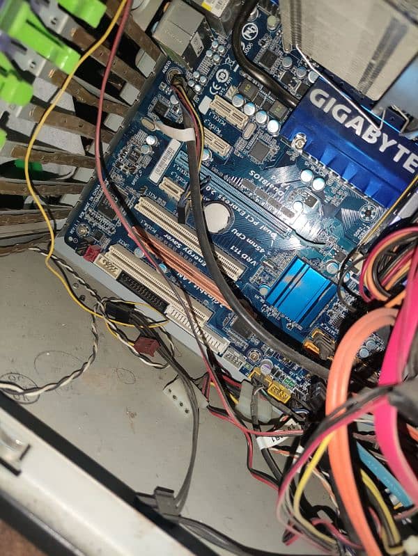 Core i5 4590, Three Graphic Cards, Two Power Supplies, Core 2 Quad PC 6