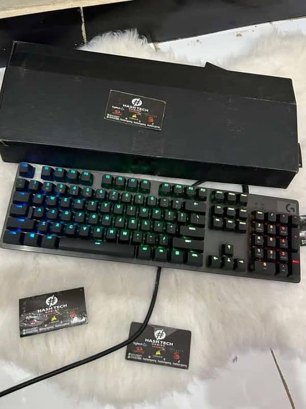 Logitech , Razer 4