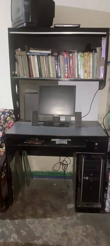 good condition computer table for sale 2
