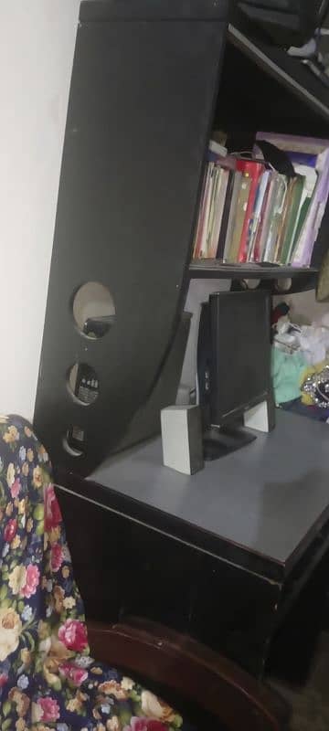 good condition computer table for sale 3