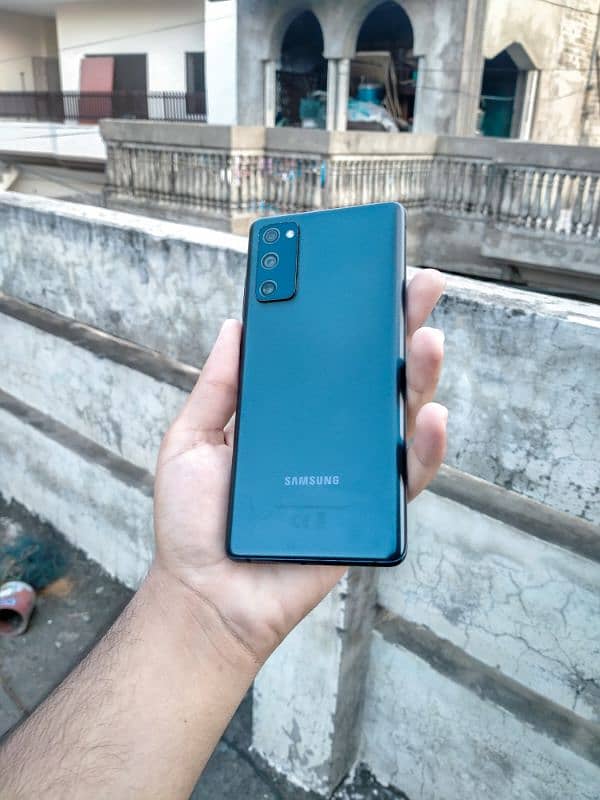 Samsung Galaxy S20 fe in Lush Condition 0