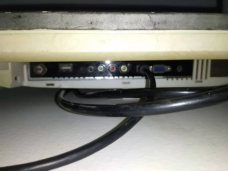 Fujitsu LCD TV 4