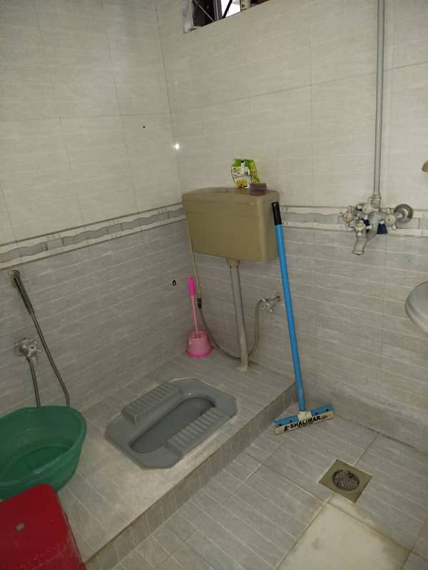 10 Marla Beautiful House Available For Sale 12