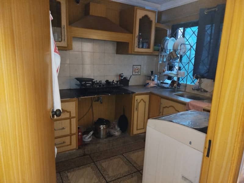 10 Marla Beautiful House Available For Sale 16