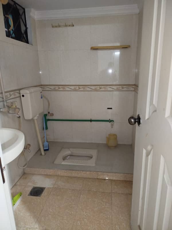 10 Marla Beautiful House Available For Sale 18