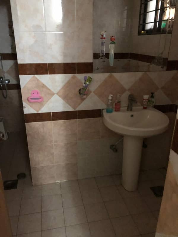 10 Marla Beautiful House Available For Sale 8