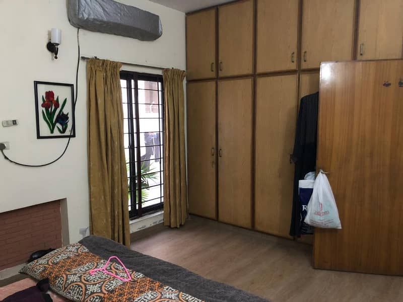 10 Marla Beautiful House Available For Sale 9