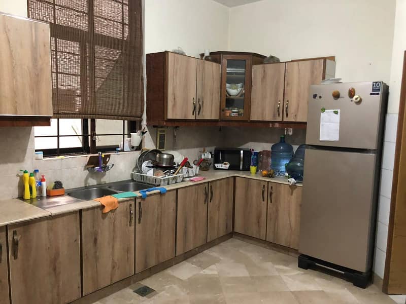 10 Marla Beautiful House Available For Sale 14