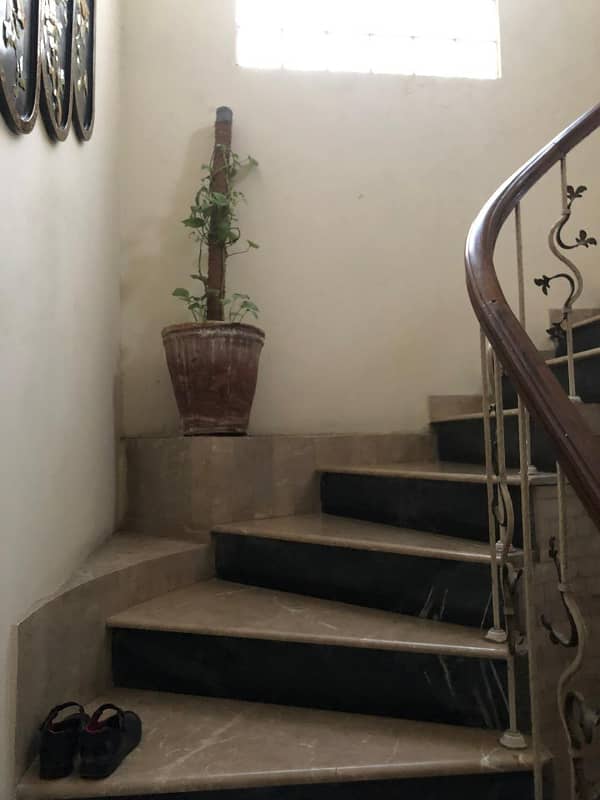 10 Marla Beautiful House Available For Sale 16