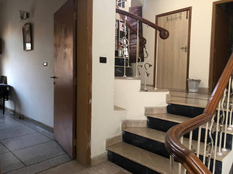 10 Marla Beautiful House Available For Sale 17