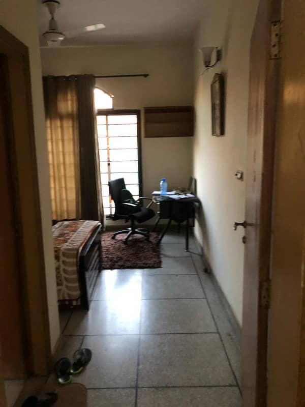 10 Marla Beautiful House Available For Sale 18