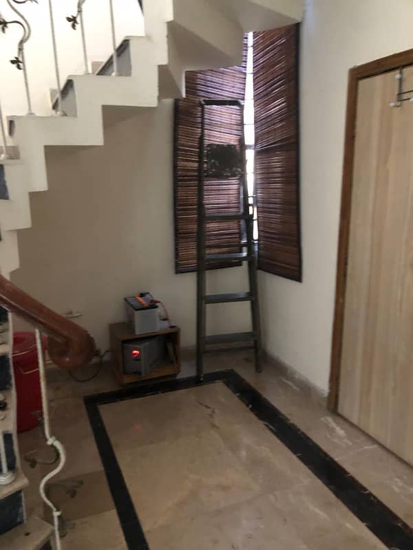 10 Marla Beautiful House Available For Sale 24