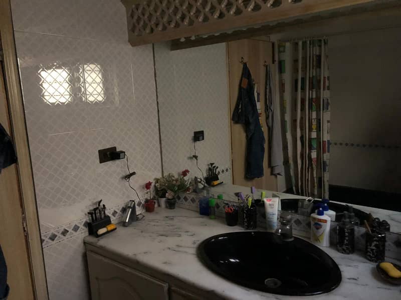 10 Marla Beautiful House Available For Sale 27