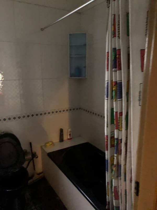 10 Marla Beautiful House Available For Sale 28