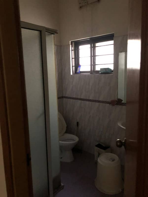 10 Marla Beautiful House Available For Sale 35