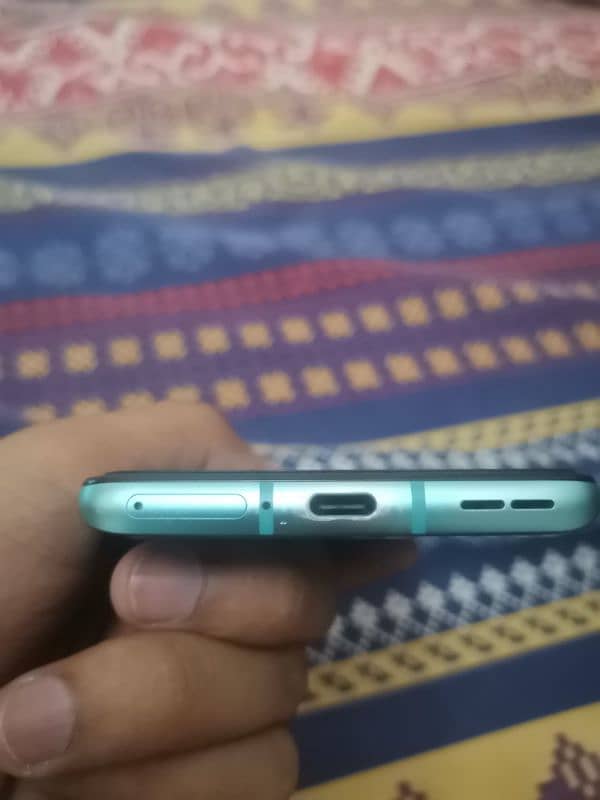 One plus 8T. . . . 12 256 GB dual SIM working 2