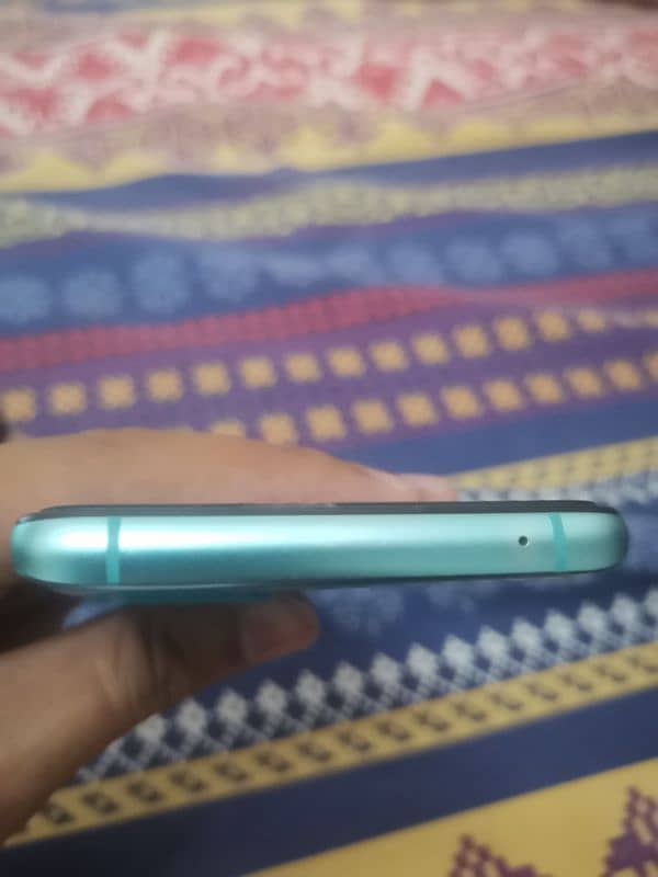 One plus 8T. . . . 12 256 GB dual SIM working 4