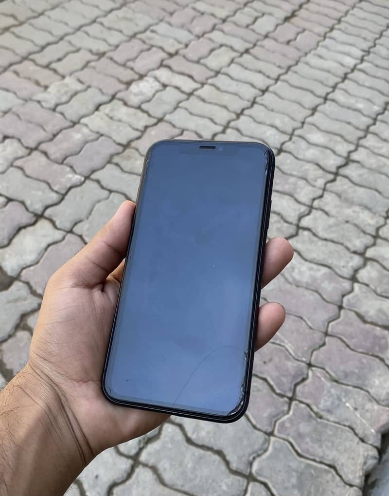iPhone 11 / 64 gb 3