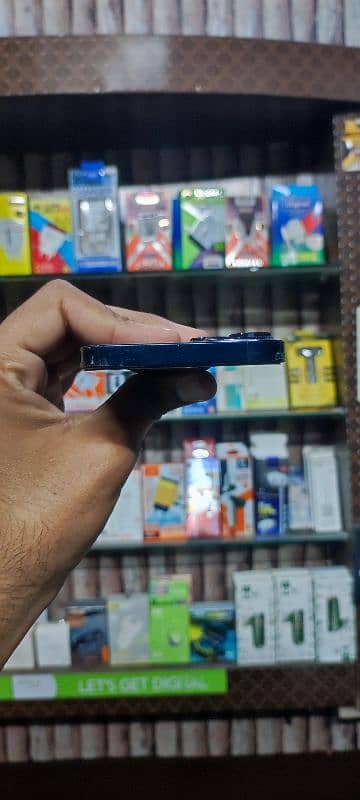 IPHONE 13  10/10 BATTERY HEALTH 100% 2