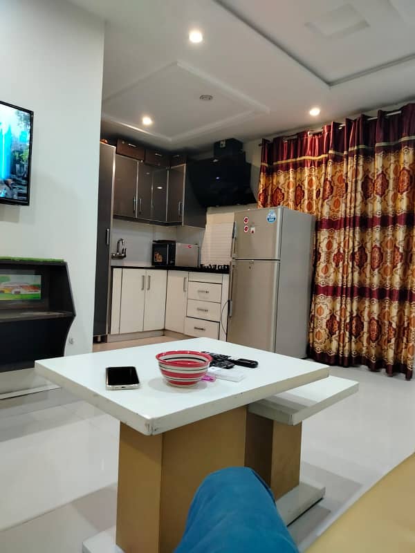 One Bedroom Vip apartment available on daily basis in bahria town LHR 4