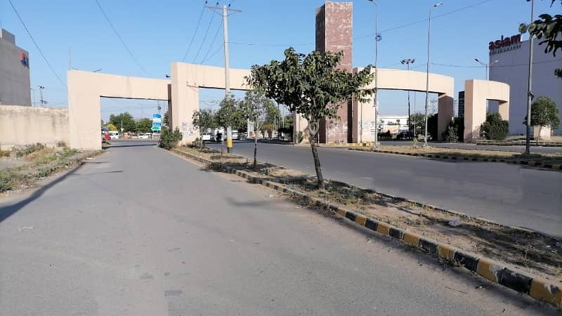 BACK TO MAIN 1 KANAL PRIME LOCATION PLOT AVAILABLE FOR SALE IN LDA AVENUE - BLOCK A 40 FEET WIDE ROAD 2