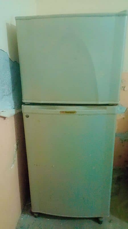 Dawnlance Medium Size Refrigerator/Fredge 0