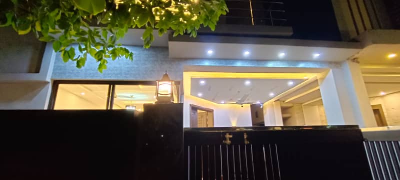 Extra Modern House 0