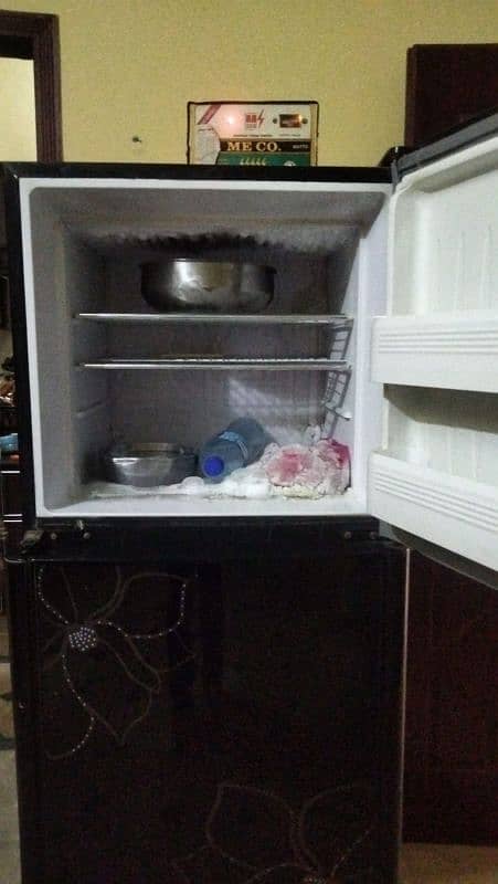 orient medium size refrigerator for sale in good working conditions 1