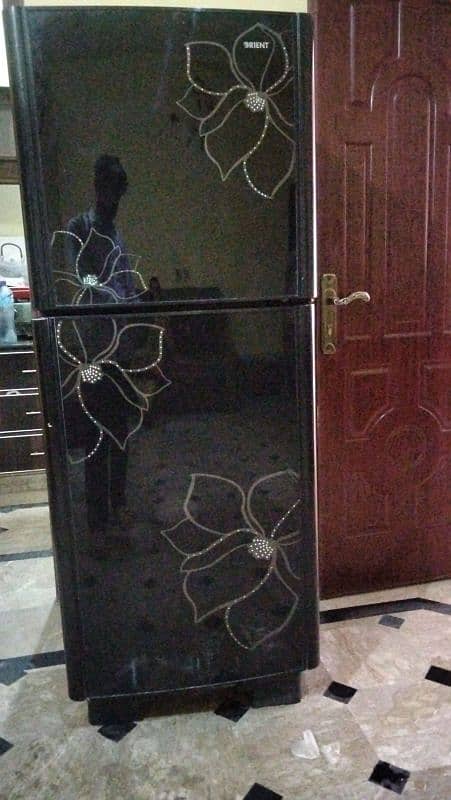 orient medium size refrigerator for sale in good working conditions 2