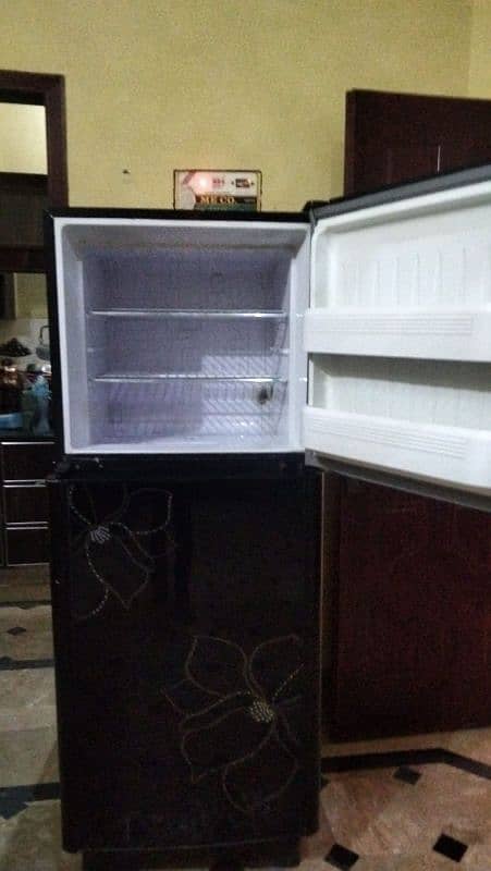 orient medium size refrigerator for sale in good working conditions 3