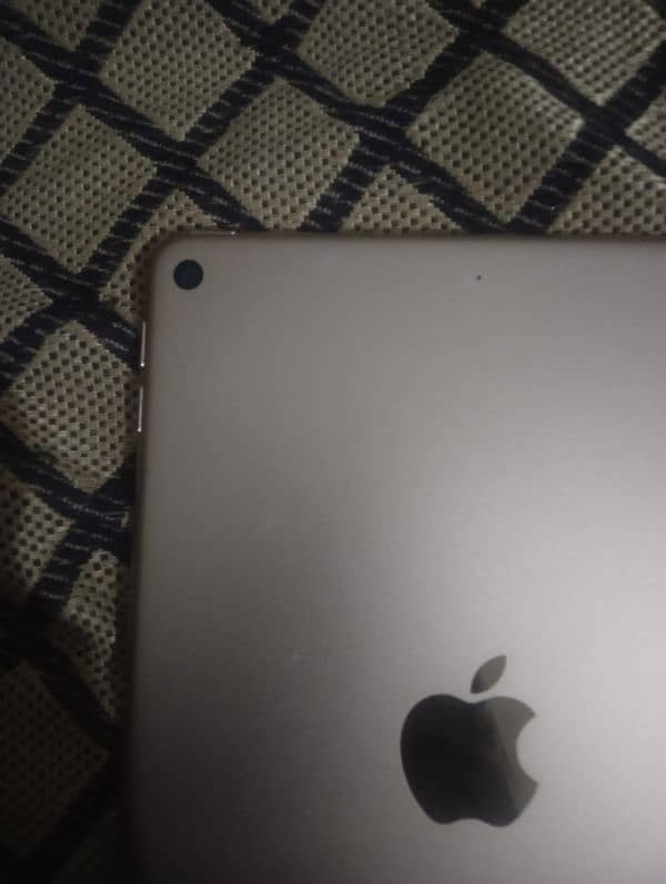 Ipad mini 5 box and charger 1