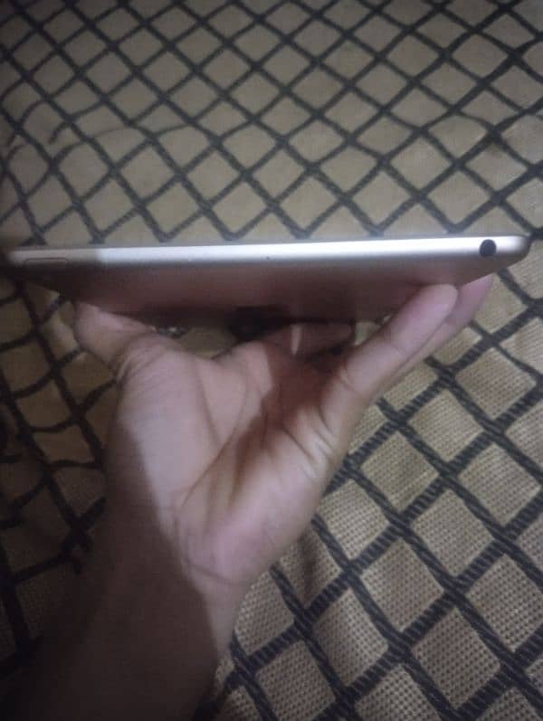Ipad mini 5 box and charger 3