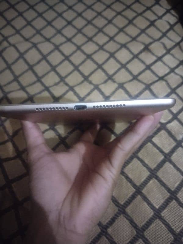 Ipad mini 5 box and charger 4