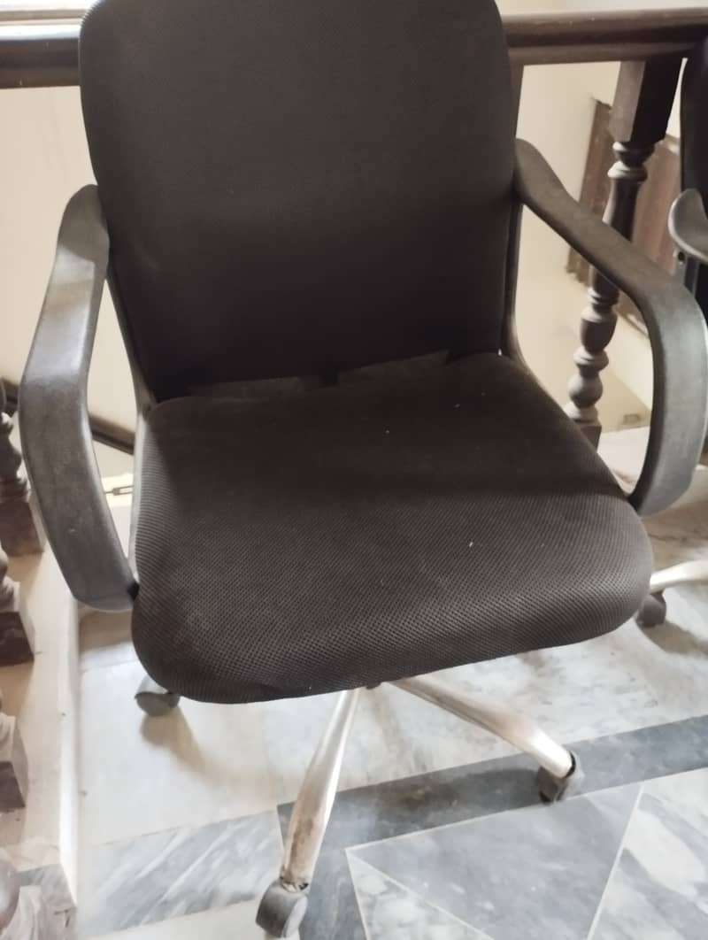 Office chairs, center table, and carpet for sale 12