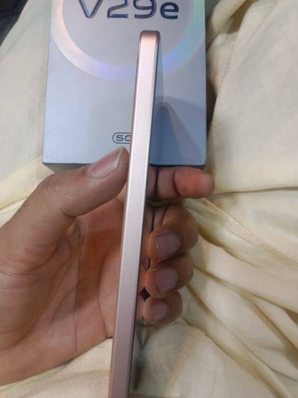 Vivo V29e 8gb 256gb finger display dual sim 4