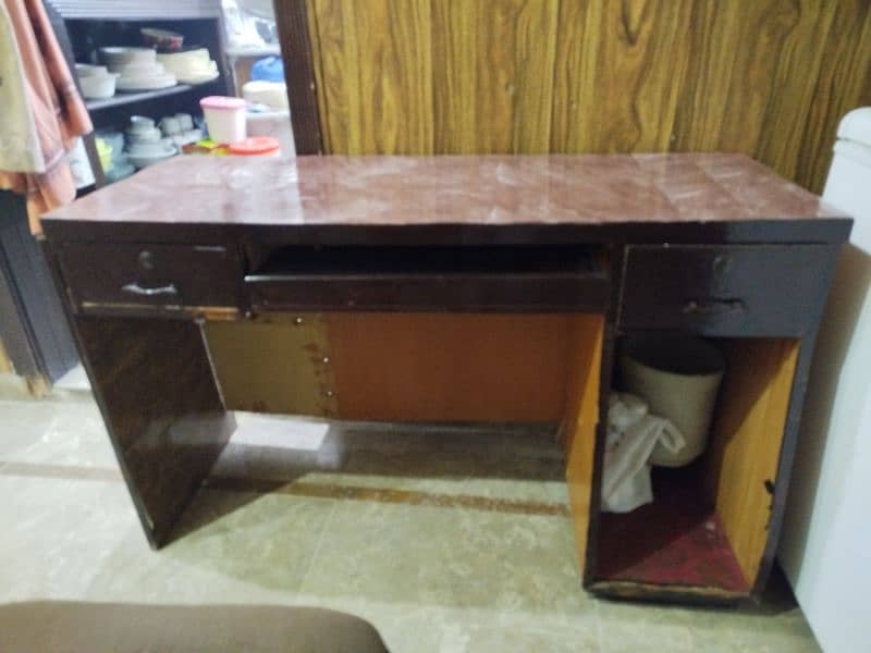 A good quality study table and chair is ready to sell 1