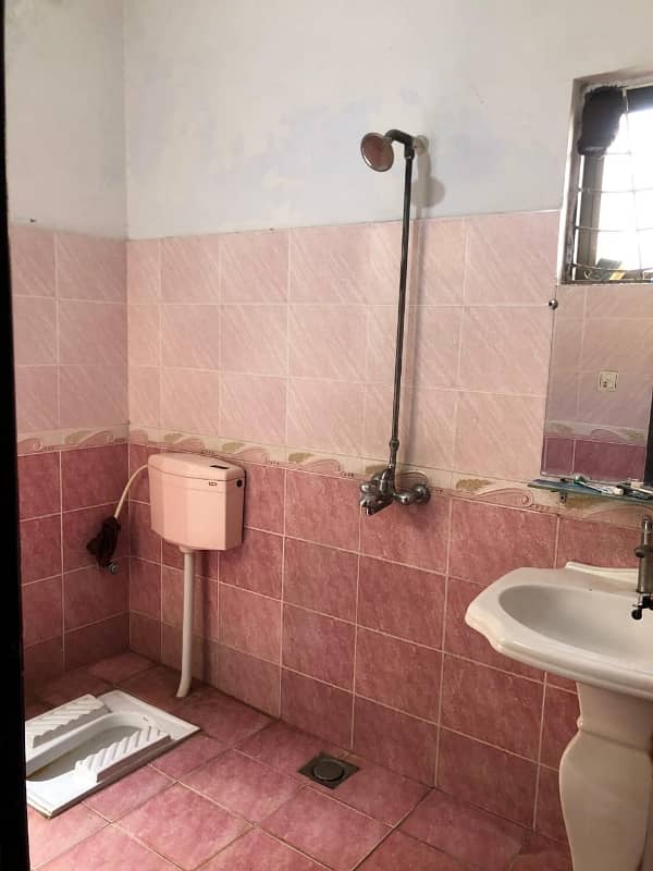 10 Marla Lower Portion Sami Furnished Available In Sunny Park Society Near Pcsir Phase 2 Ac Install 10