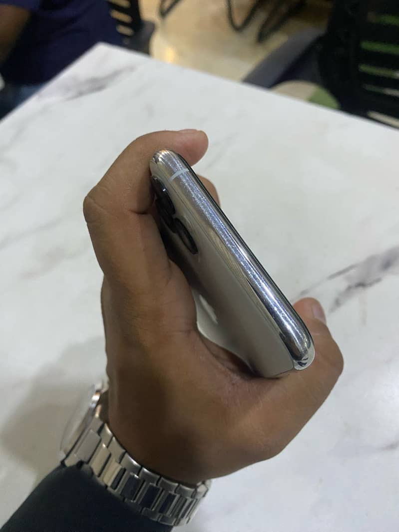 Iphone 11 pro max 4