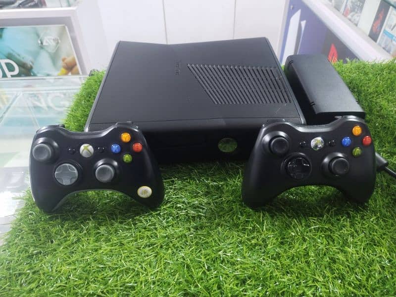 Xbox360 Slim 320gb 100 Games installed 2 controller 0
