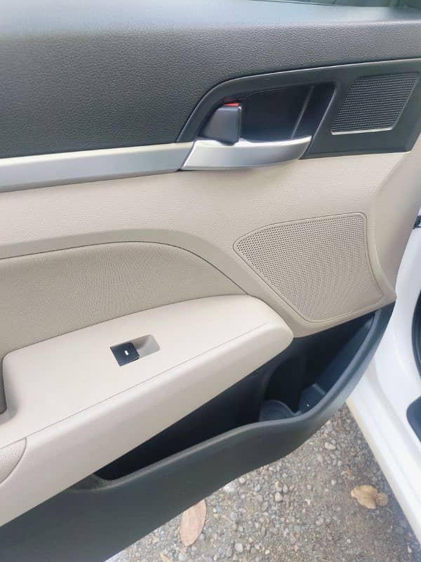 Hyundai Elantra 2023 3
