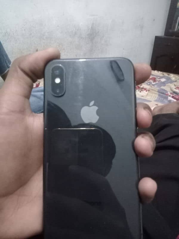 full new condition iphone xs Just a miner crack on back 3