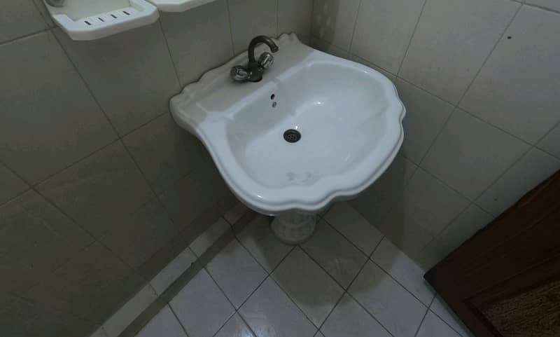 Ideally Located House For Sale In Allama Iqbal Town - Nizam Block Available 4