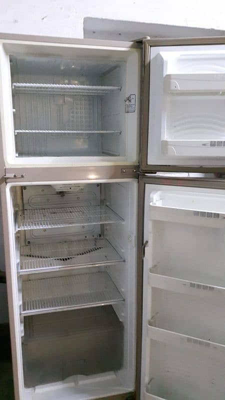 Dawlance Medium size refrigerator 0