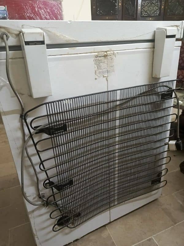 freezer in good condition, gas leak hy 0