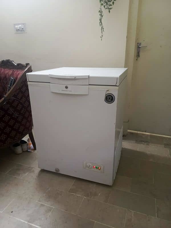 freezer in good condition, gas leak hy 5