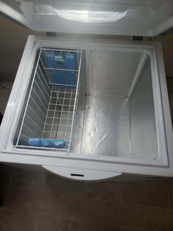 freezer in good condition, gas leak hy 7