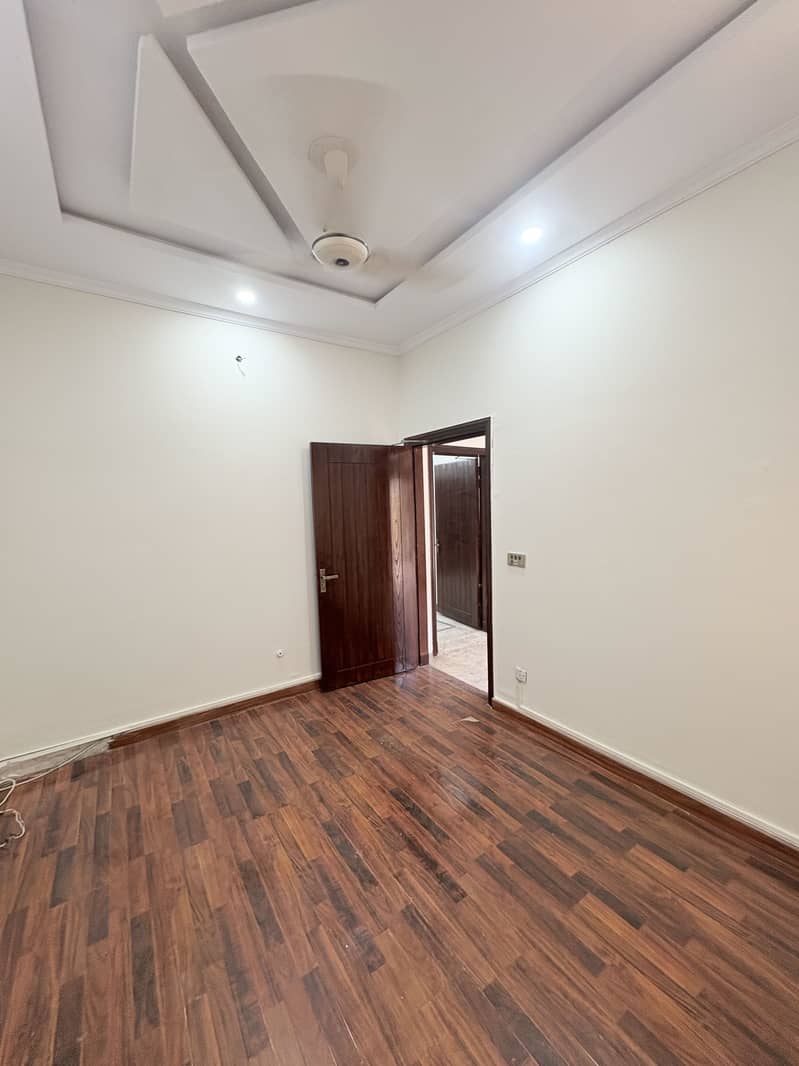 Perfect 7 Marla Double Storey Home 2 Car Porch & Independent Entrances for Each Portion! 9