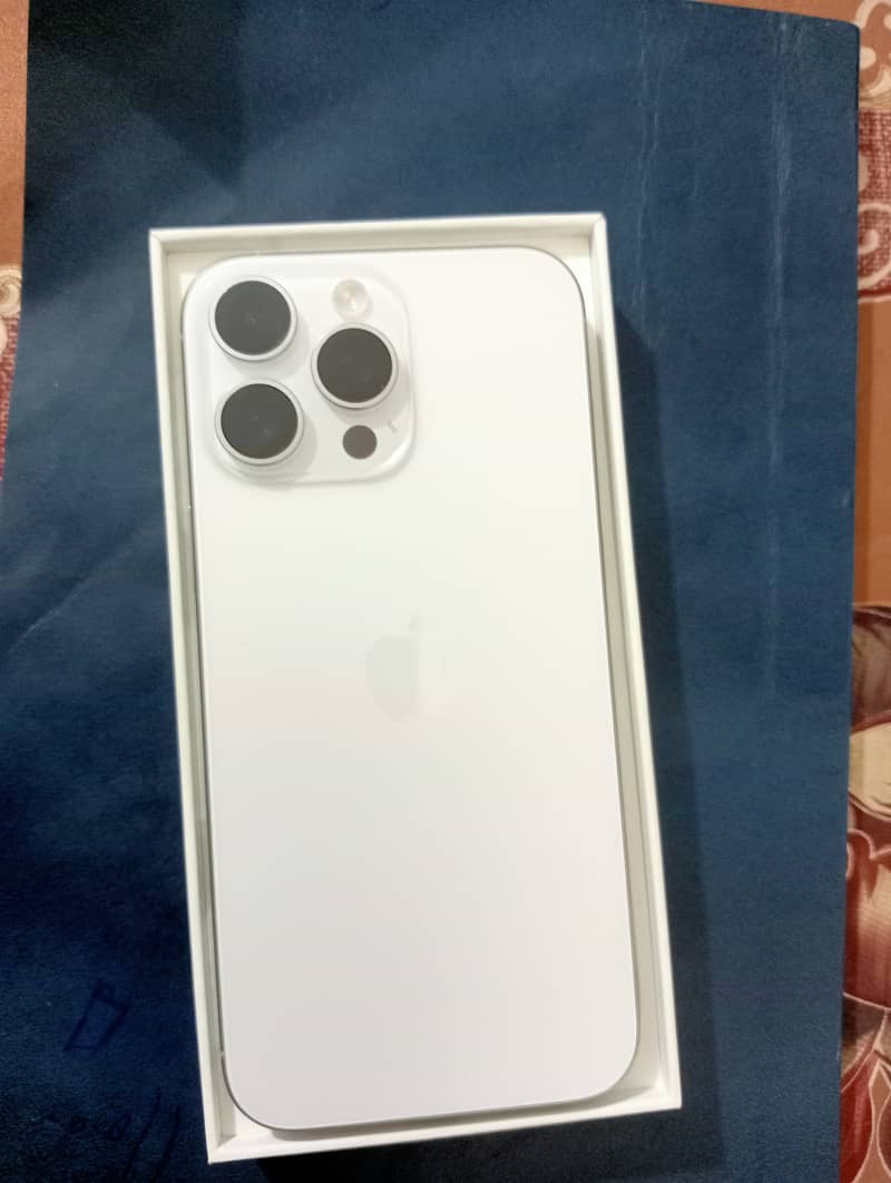 Apple iPhone 16 Pro Max 4